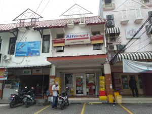 Penampakan Minimarket di Kemang Pratama yang Disatroni Perampok Bercelurit