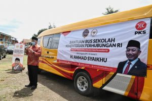 Ahmad Syaikhu Serahkan Bus Sekolah di Purwakarta dan Karawang