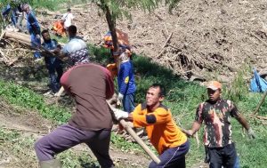 Sudah 100 Ton Sampah Bambu dan Kayu Diangkat dari Kali Bekasi