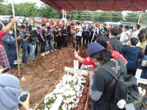 Jenazah Peserta Indonesian Idol 2020 Dimakamkan di TPU Padurenan
