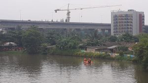 Pemotor Masuk Tol Jakarta-Cikampek Berujung Nyemplung ke Kali Bekasi