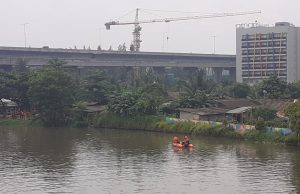 Pemotor Masuk Tol Jakarta-Cikampek Berujung Nyemplung ke Kali Bekasi