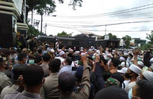 Ratusan Simpatisan Habib Rizieq Datangi Polres Bekasi