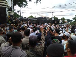 Ratusan Simpatisan Habib Rizieq Datangi Polres Bekasi