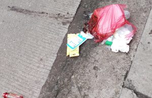 Celaka Karena Sampah dalam Kresek di Tengah Jalan