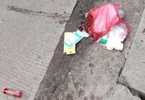Celaka Karena Sampah dalam Kresek di Tengah Jalan