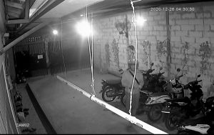 Terekam CCTV, Pencuri Gasak Motor Beat di Pekayon