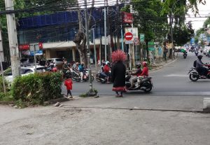 Kisah Bocah Pengamen Ondel-Ondel di Bekasi