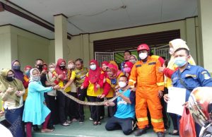 Ular Sanca Bersarang di Atas Plafon Toilet SD Margajaya