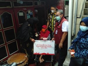 Kemensos Salurkan Bantuan PKH di Bekasi