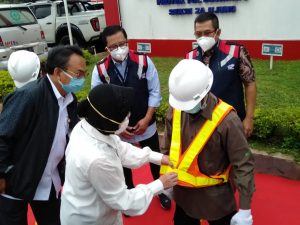 Ke Bekasi Lagi, Mensos Risma Salurkan Mantan PMKS Bekerja di Perusahaan BUMN