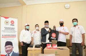 Ahmad Syaikhu Salurkan Bantuan untuk Satgas Covid-19 di Bekasi