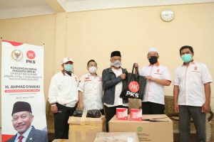 Ahmad Syaikhu Salurkan Bantuan untuk Satgas Covid-19 di Bekasi
