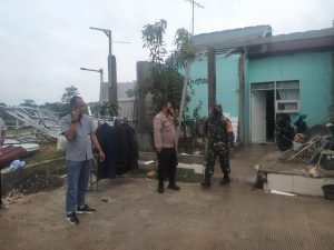 Penampakan Dampak Sapuan Angin Puting Beliung di Setu Bekasi