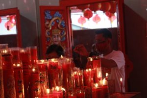 Sembahyang Singkat Umat Tionghoa di Klenteng Hok Lay Kiong
