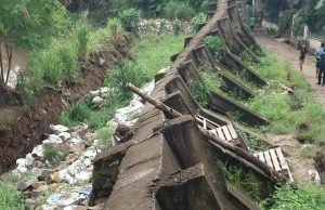 Tanggul Kali Bekasi di Komplek PGP Amblas