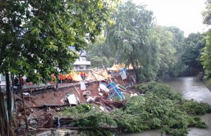 Tebing Longsor di Samping Apartemen Center Point Bekasi