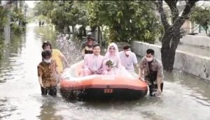 Kisah Pengantin di Rawalumbu, ke Pelaminan Naik Perahu