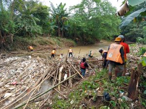 Tumpukan Sampah Bambu Menyumbat Aliran Sungai Cikeas