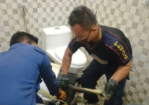Wadaw! Ada Ular di Kloset Kamar Mandi Warga Rawalumbu