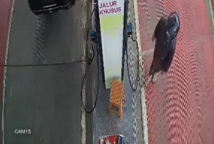 Maling Ambil Segepok Uang di Laci SPBU, Aksinya Terekam CCTV