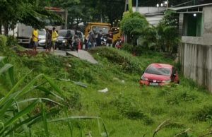 Mobil Merah Terperosok ke Jalan Amblas Cipendawa