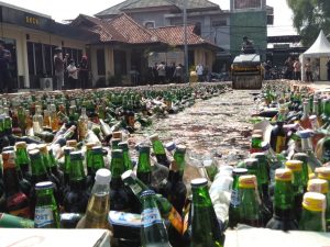 Minuman Keras Sebanyak 12.800 Botol Dimusnahkan di Polres Bekasi