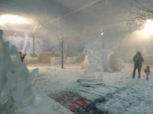 Serunya Bermain Es di Snow World Internasional Revo Town