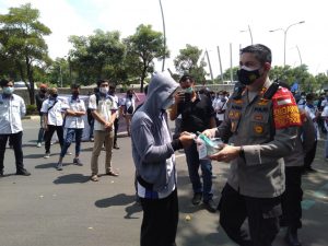 Polisi Bagikan Masker kepada Demonstrans di Kantor Wali Kota Bekasi