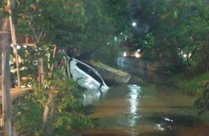 Kronologi Mobil Terperosok ke Kali Jalan Pangeran Jayakarta