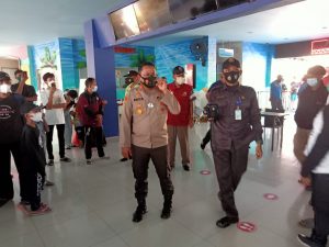 Polisi Bubarkan Pengunjung di Transera Waterpark