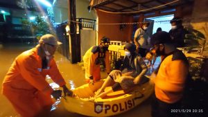 Seorang Ibu Akan Melahirkan Dievakuasi dari Rumahnya karena Banjir