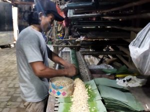 Harga Kedelai Naik, Pengrajin Tempe di Bekasi Mengeluh