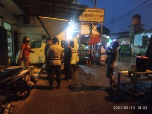 Wanita Gangguan Jiwa Melahirkan di Pinggir Jalan, Bayinya Meninggal Dunia