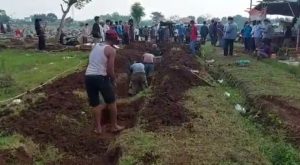 Petugas Gali Kubur TPU Mangunjaya Kewalahan