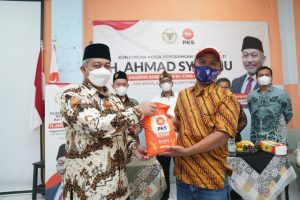 Kunjungan Kerja di Purwakarta, Syaikhu Berikan Bantuan Beras kepada Tokoh Masyarakat