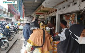 Covid 19 Melonjak, Toko Obat di Pasar Proyek Ramai Pembeli