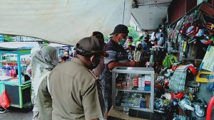 PPKM Darurat, Pertokoan di Pasar Proyek Dirazia