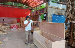 Ustaz Nabin di Kampung Siluman Sekarang Produksi Peti Jenazah