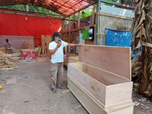 Ustaz Nabin di Kampung Siluman Sekarang Produksi Peti Jenazah