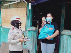 Satlantas Polrestro Bekasi Kota Bagikan 25 Paket Sembako dan Rendang