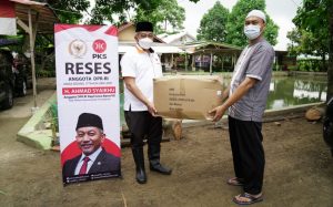 Syaikhu Serahkan Bantuan APD di Dapil saat Reses