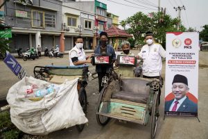 Syaikhu Ikut Bagikan Paket 1,7 Juta Sembako di Dapil