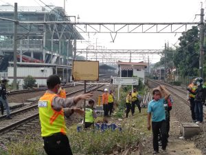 Pemuda Tewas Tertabrak Kereta di Dekat Stasiun Bekasi Warga BTR