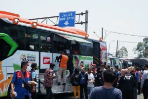 Kisah Kondektur Bus Hingga Kuli Panggul di Terminal Bekasi Dapat Santapan dari Humanity Food Bus ACT