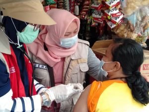 Bu Lurah Harapan Mulya Gelar Vaksinasi Door To Door