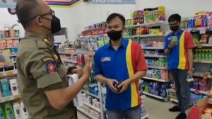 Satpol PP Bekasi Sosialisasi Pedulilindungi di Minimarket, Begini Reaksi Netizen