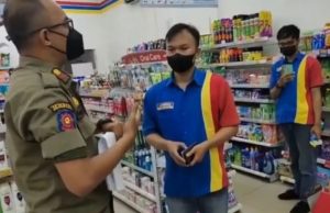 Satpol PP Bekasi Sosialisasi Pedulilindungi di Minimarket, Begini Reaksi Netizen