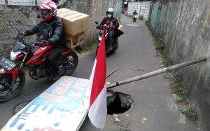 Awas! Ada Lubang Menganga di Jalan Alternatif dekat Stasiun Bekasi