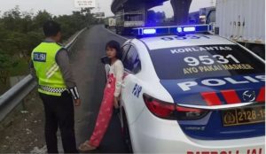 PJR Temukan Anak Diturunkan Bus di Pinggir Tol Cikampek